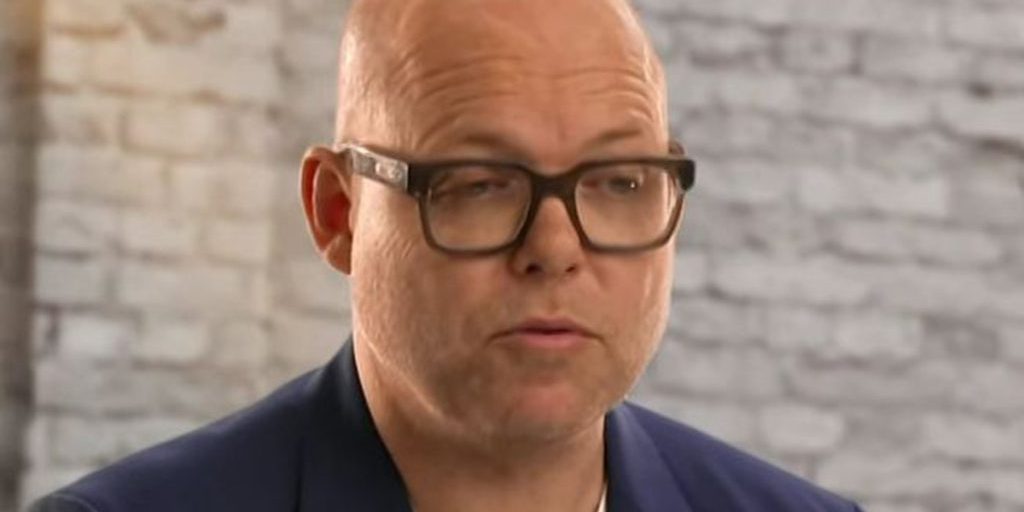 Benjamin Leo Leo acquista un oggetto proveniente dall'ex Repubblica Democratica Tedesca