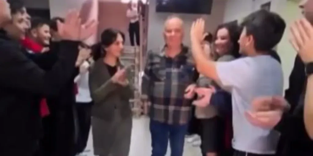 Addio a Cafer: la cerimonia di saluto con il cartello “Güle güle öğretmenim”