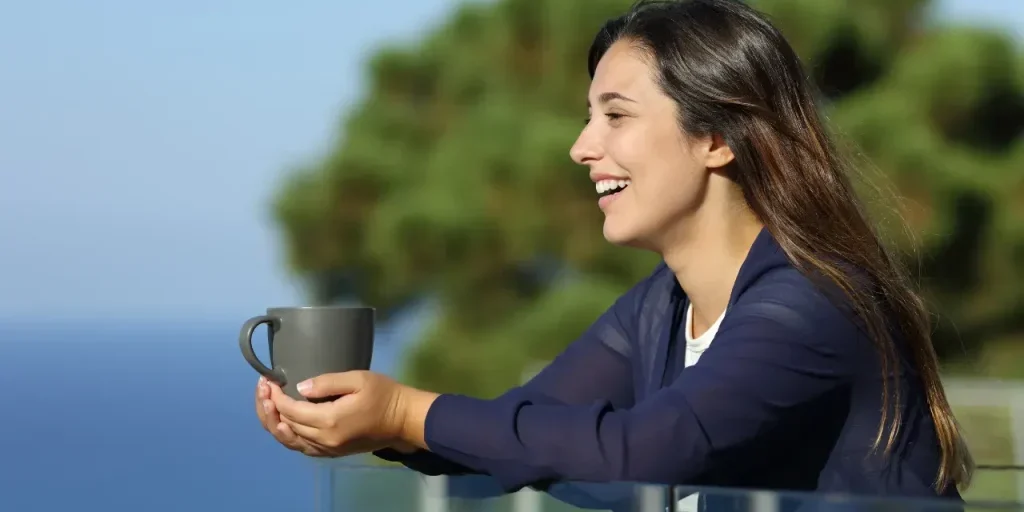 Bere caffè al sole può ridurre il rischio di cancro della pelle, secondo uno studio scientifico