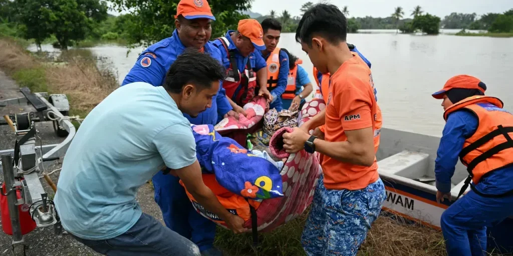 Piogge di monsone in Asia meridionale provocano oltre 600 vittime