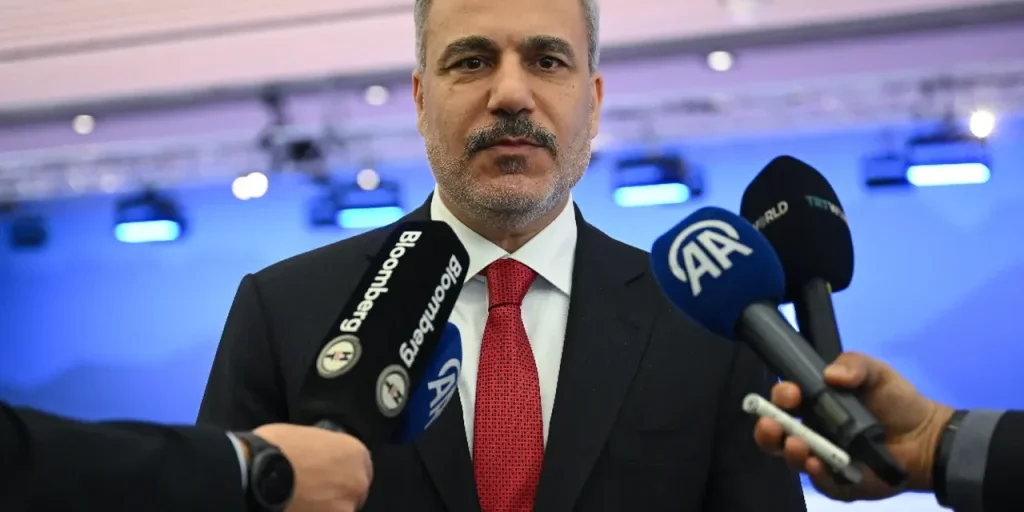 Fidan a Davos: la Turchia sostiene il passaggio del conflitto alla tavola delle trattative per Gaza