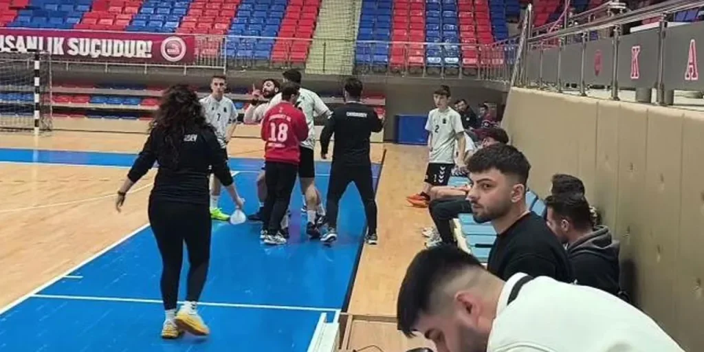 Giocatore tenta di aggredire l'arbitro in partita di handball turca; sicurezza lo allontana dal campo