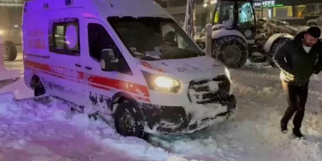 Ambulanza bloccata dalla neve a Yüksekova, Hakkari