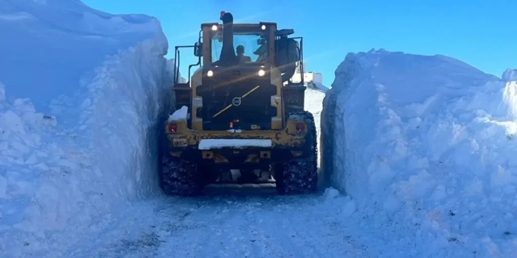 Neve di oltre 3 metri a Yüksekova, Hakkari: squadre di soccorso in azione