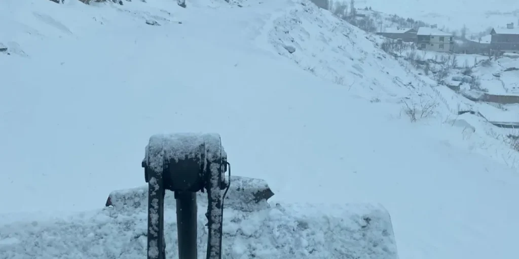 Neve intensa a Hakkari: 96 villaggi e 205 strade chiuse