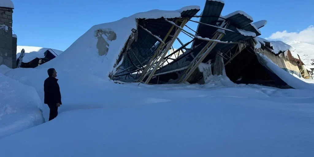 Neve intensa provoca crolli di tetti in Yüksekova e Derecik