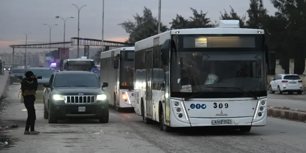 Evacuazione di membri YPG/SDG da Halab a Tabqa tramite autobus