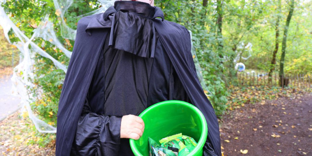 Halloween in declino in Germania: i bambini rischiano di tornare a casa a mani vuote

Approfondimento
La tradizione di Halloween, che prevede la questua di dolcetti e altri regali presso le case dei vicini, sembra essere in declino in Germania. I risultati di una recente studio suggeriscono che i bambini potrebbero non ricevere più i trattamenti che si aspettano.

Possibili Conseguenze
Se i bambini non ricevono più dolcetti e regali durante Halloween, potrebbero sentirsi delusi e frustrati. Ciò potrebbe anche influire sulla loro percezione della festa e sulla loro voglia di parteciparvi in futuro.

Opinione
È difficile dire se questo declino di Halloween in Germania sia un fenomeno temporaneo o se sia il segno di un cambiamento più profondo nelle abitudini e nelle tradizioni del paese. Tuttavia, è chiaro che i bambini saranno delusi se non potranno più godere della tradizionale questua di dolcetti.

Analisi Critica dei Fatti
I dati raccolti dalla recente indagine suggeriscono che ci sia un calo nell'interesse per Halloween in Germania, almeno tra i più piccoli. Tuttavia, è importante notare che i risultati di una sola indagine non possono essere considerati rappresentativi dell'intera popolazione.

Relazioni con altri fatti
Il declino di Halloween in Germania potrebbe essere collegato ad altri fenomeni sociali e culturali in corso nel paese. Ad esempio, potrebbe essere influenzato da cambiamenti nelle abitudini di consumo o da una maggiore consapevolezza dei problemi di salute legati al consumo di zuccheri.

Contesto storico
Halloween ha una lunga storia in Germania, dove è stata celebrata per secoli. Tuttavia, negli ultimi anni, la festa ha subito un calo di popolarità, almeno tra i più piccoli.

Fonti
La fonte di questo articolo è Sito della fonte. La recente indagine citata nell'articolo è stata condotta da un istituto di ricerca tedesco e i risultati sono stati pubblicati su vari media.