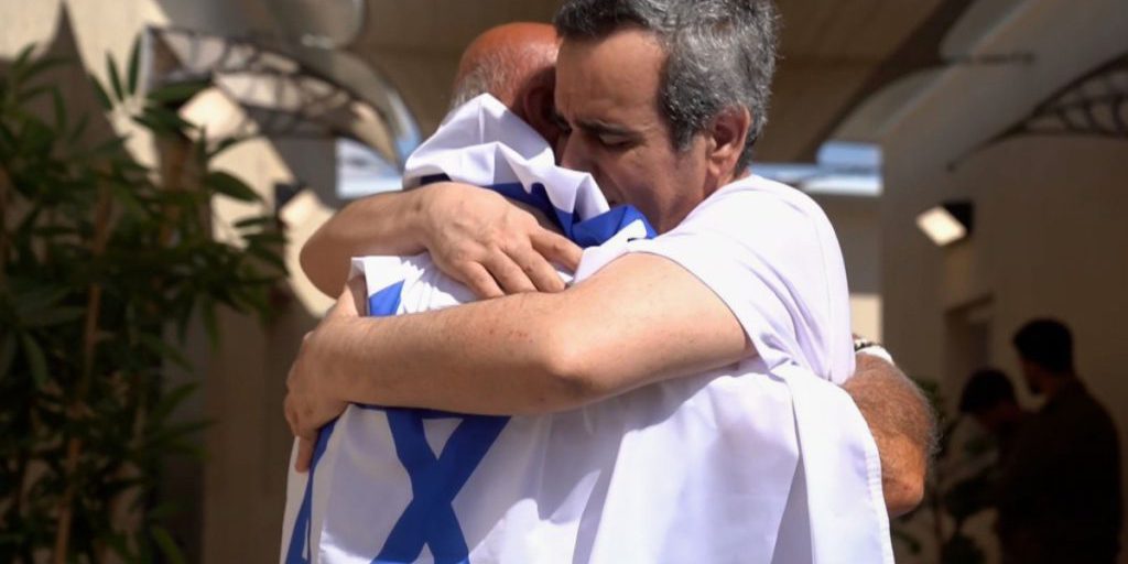 Hamas-Geiseln sind zurück bei ihren Familien – doch Experten warnen! „Nicht das Ende ihrer Tortur“