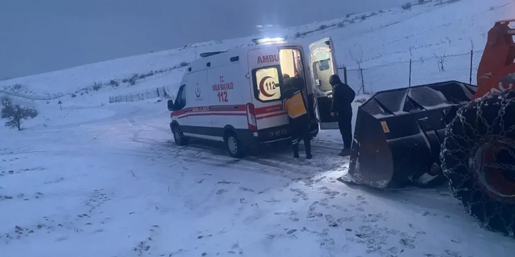 Donna incinta salvata a 15 km di distanza in zona innevata: volontario usa pala per trasportarla in ospedale