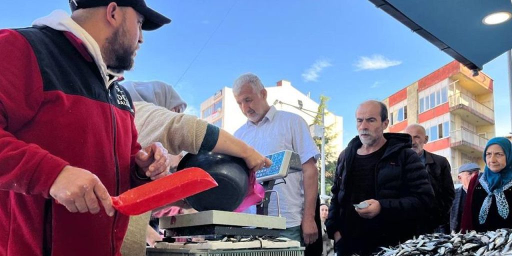 Hamsi 25 liraya düştü, vatandaşlar sıraya girdi! En fazla 2 kilo alabiliyorlar