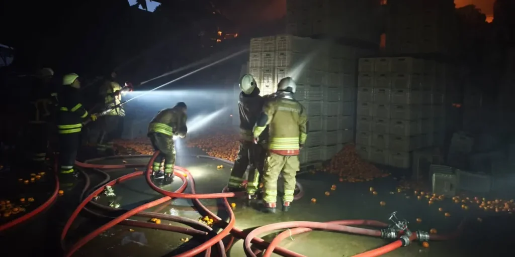 Incendio in impianto di confezionamento di agrumi a Erzin: un lavoratore muore