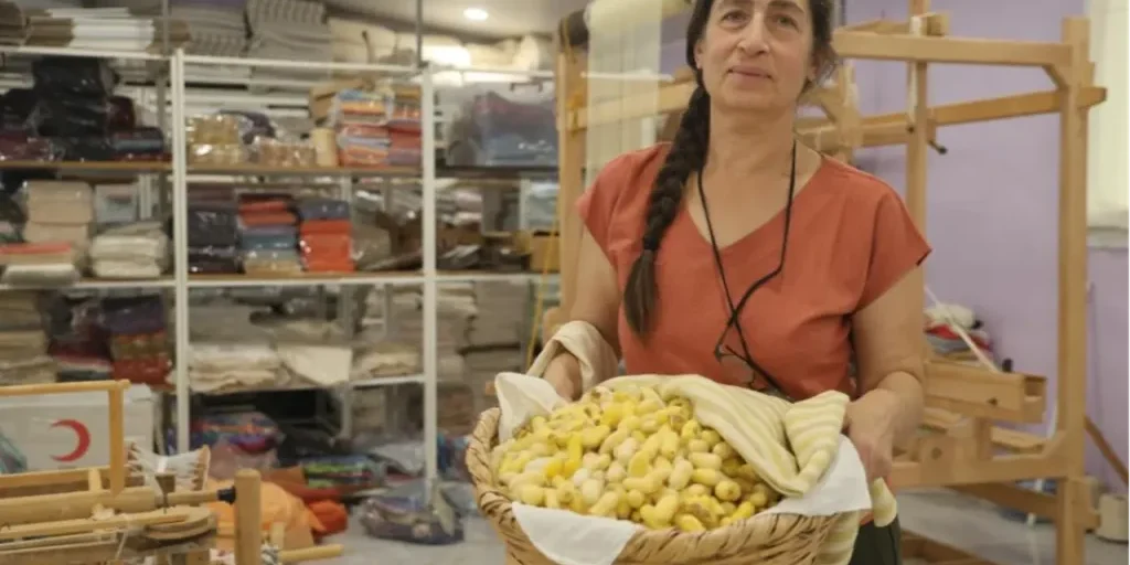 Emel Duman, la donna che preserva la coltivazione dei bachi da seta a Hatay