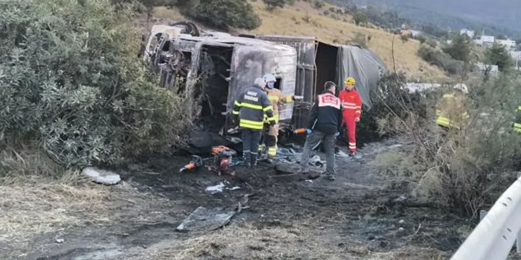 Tragedia a Hatay: camion in fiamme dopo collisione, due morti