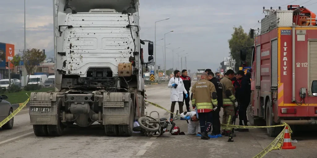 Incidente a Antakya: camion colpisce motocicletta, madre e neonato morti