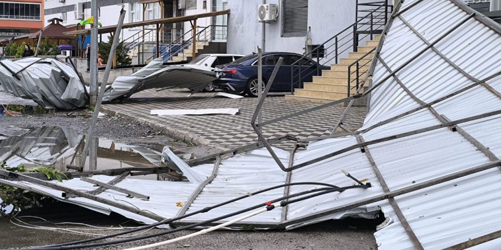 Hatay'da fırtına! Binanın çatısı uçtu, araçlar zarar gördü