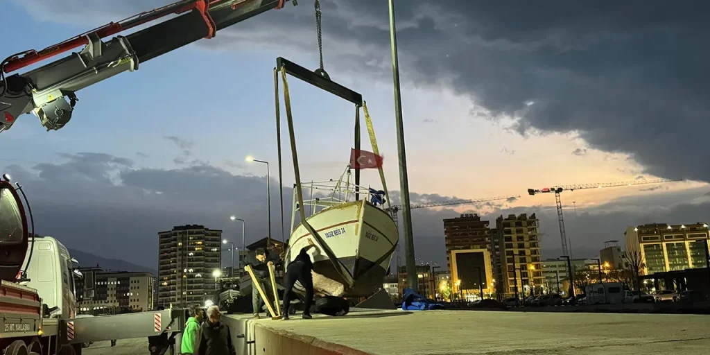 Tempesta notturna a Hatay: cinque barche e un yacht sommersi