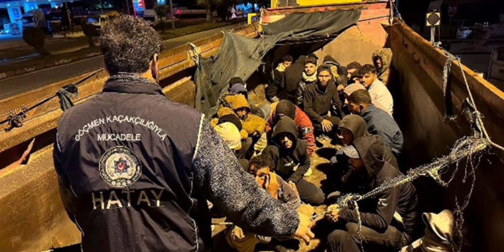 Hatay'da hafriyat kamyonu kasasından moloz yerine düzensiz göçmen çıktı