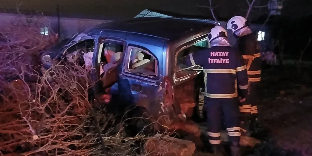 Incidente stradale a Kırıkhan: 6 feriti dopo scontro tra auto e veicolo commerciale leggero