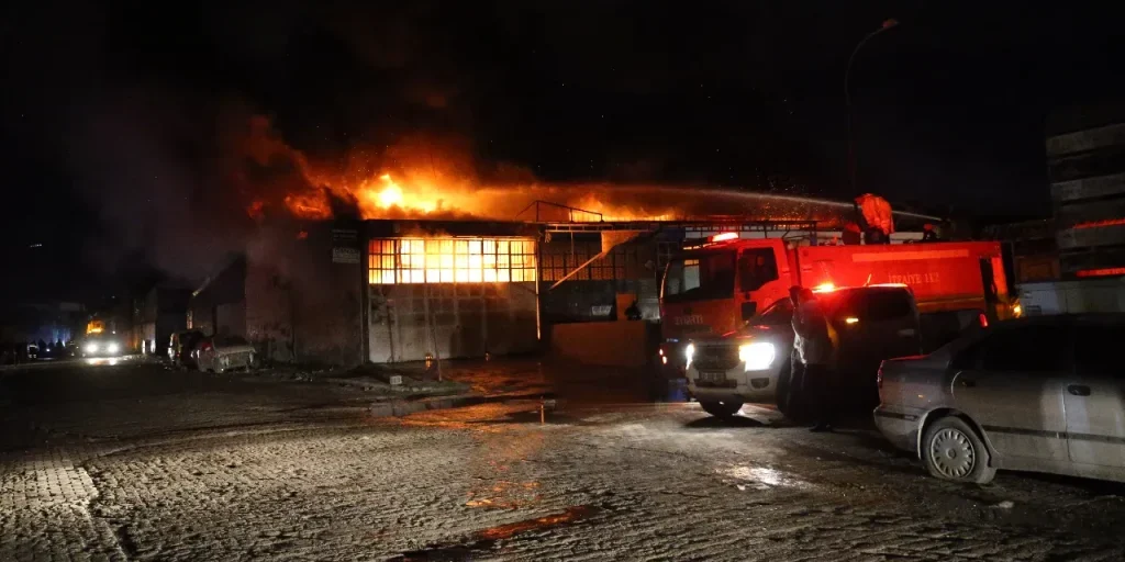 Incendio in un sito industriale di Hatay: quattro locali colpiti