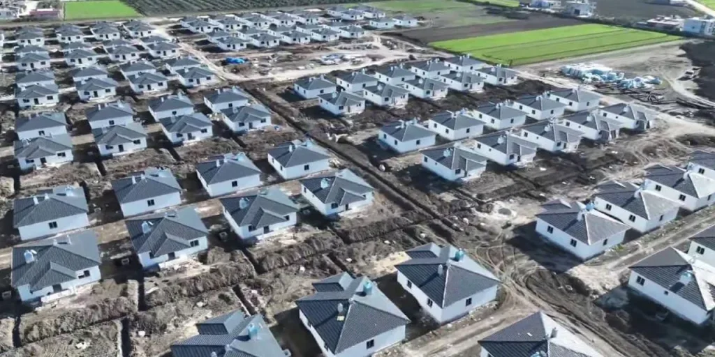 Governatore di Hatay visita i lavori di costruzione di 295 case di emergenza rurale