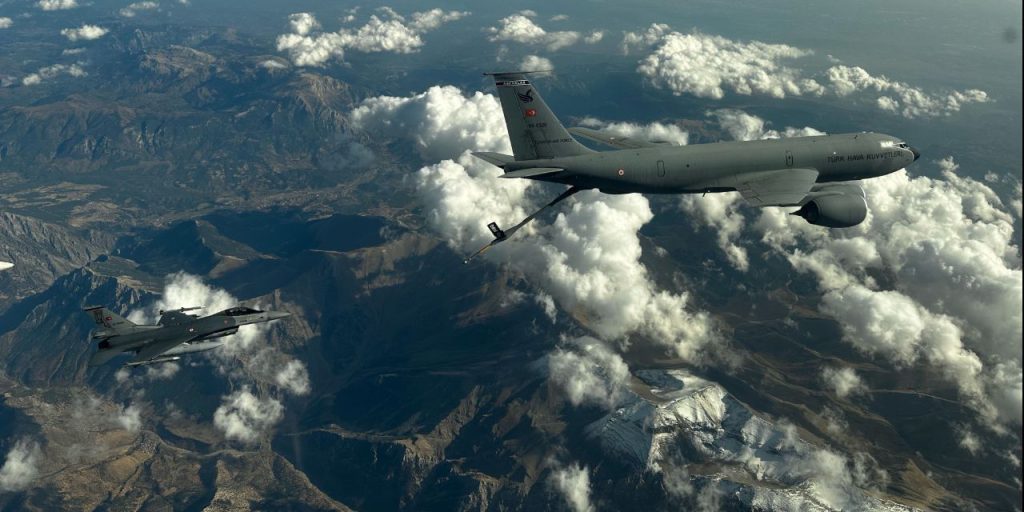 Esercizio di difesa aerea nel Mediterraneo: le forze aeree mostrano la loro forza con un addestramento di attacco e difesa nel cielo internazionale