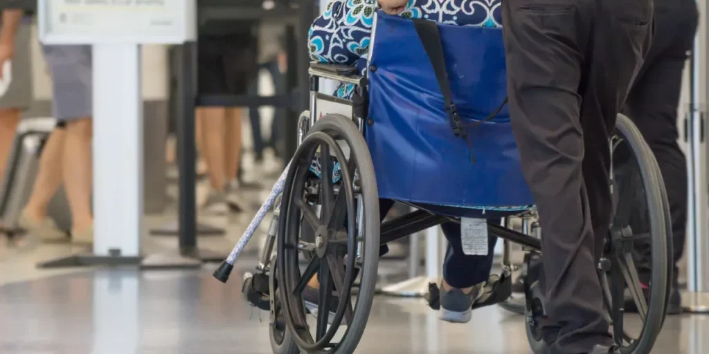 Uomo di 80 anni fermato all'aeroporto di Tenerife per aver tentato di far salire la moglie deceduta in sedia a rotelle