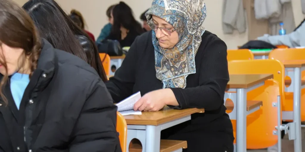 Sibel Bal, madre di tre figli, gestisce lavoro, studio universitario e faccende domestiche a Gümüşhane