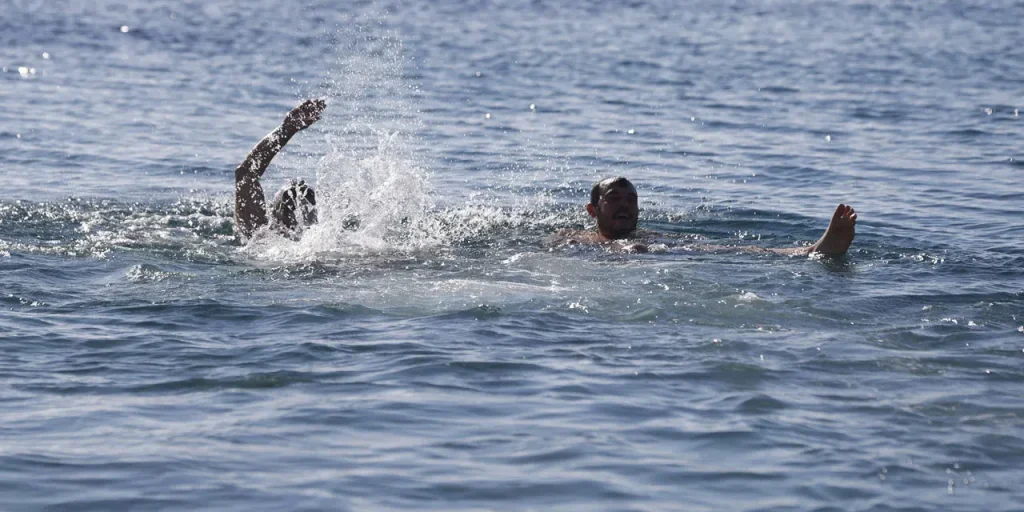 Neve in città, mare caldo a Muğla: i bagnanti di Bodrum si godono l’acqua a 21 °C nonostante il freddo