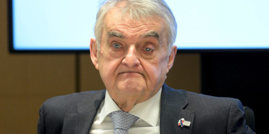 Il ministro del Nordrhein-Westfalen confessa di aver usato un'ascia