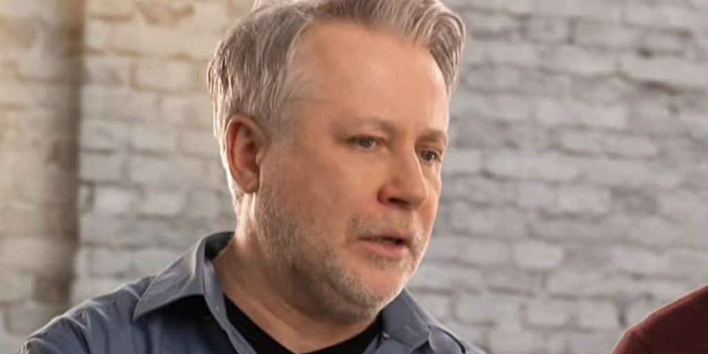 Jan Čížek compra lampada di design, ma la realtà è diversa