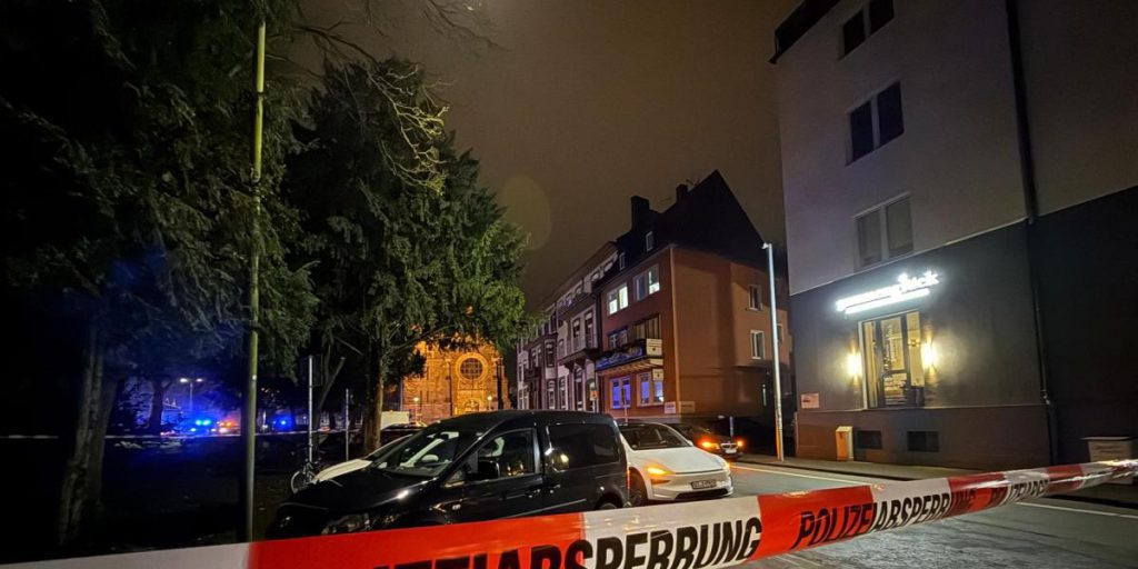 Auto entra in fermata dell’autobus a Gießen: quattro feriti, conducente arrestato