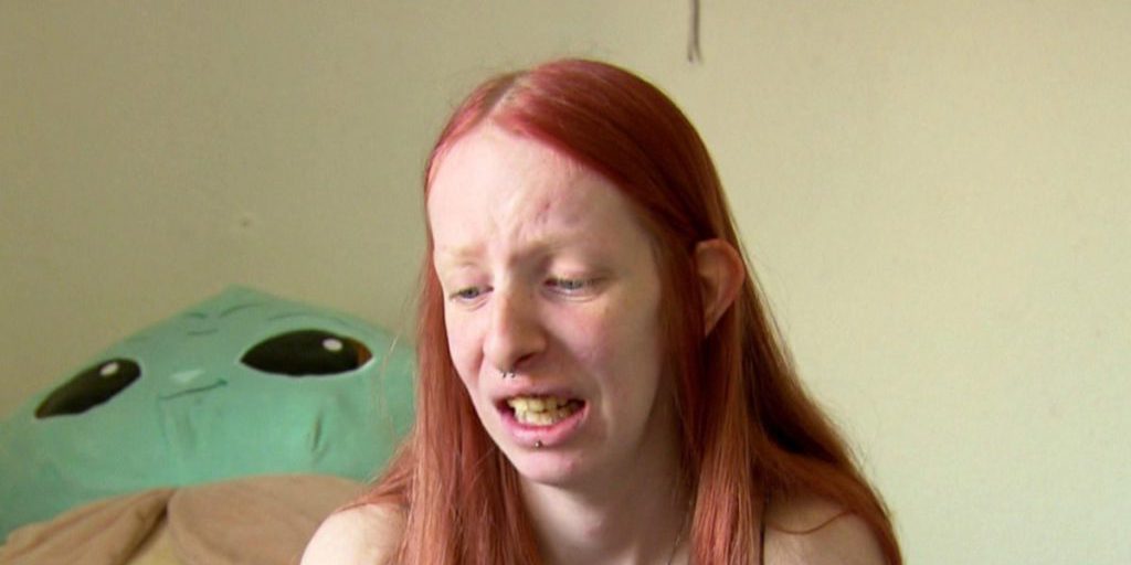 Michelle, beneficiaria del sussidio di cittadinanza, riceve una comunicazione dalla polizia mentre è incinta