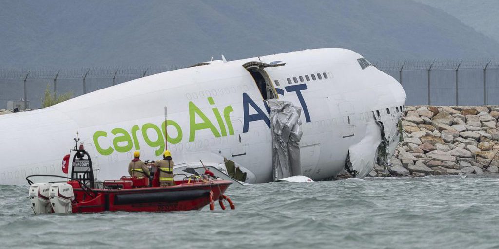 2 Tote bei Flugzeug-Unfall am Flughafen Hongkong ++ Maschine landet im Meer