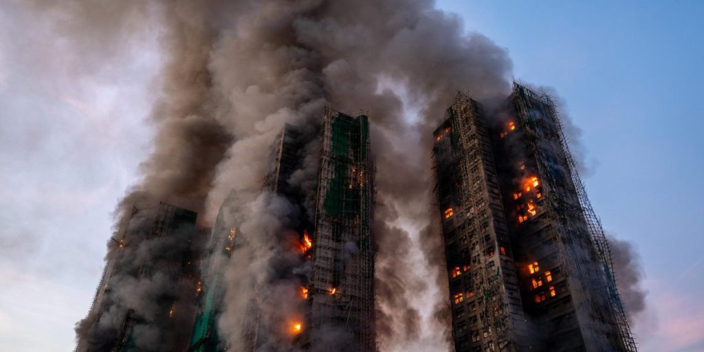 Incendio a Hong Kong: numero di morti sale a 160, rischio di ulteriori vittime