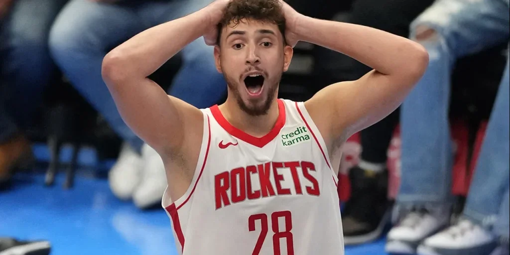 Alperen Şengün si infortuna nella partita Rockets-Mavericks: dettagli e tempi di recupero