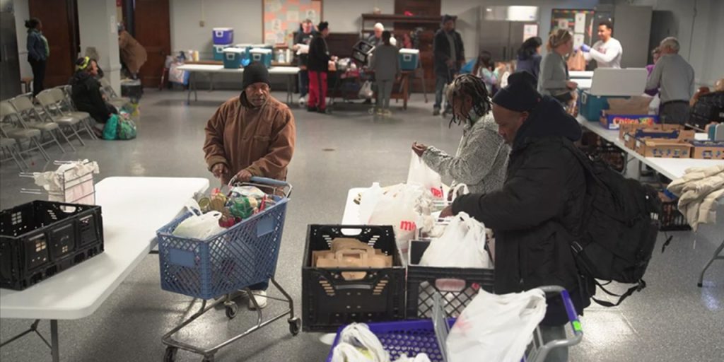 Crisi della Chiusura del Governo negli Stati Uniti: Trump Annulla Aiuti Alimentari a 42 Milioni di Persone a Basso Reddito

La Crisi della Chiusura del Governo negli Stati Uniti
La crisi della chiusura del governo negli Stati Uniti continua a peggiorare. Il Presidente Trump ha annunciato che, finché il governo non sarà riaperto, non verrà fornito alcun aiuto finanziario, nemmeno un solo centesimo, per il programma di sostegno alimentare SNAP (Supplemental Nutrition Assistance Program) che fornisce aiuti alimentari a 42 milioni di persone a basso reddito.
Il Presidente Trump ha inoltre accusato i Democratici di "portare il paese verso il disastro". Nel frattempo, il Ministro dei Trasporti degli Stati Uniti ha affermato che se il governo dovesse rimanere chiuso per un'altra settimana, si verificherebbe un grande caos.

Approfondimento
La chiusura del governo negli Stati Uniti è una crisi politica che ha gravi conseguenze per la popolazione, in particolare per le persone a basso reddito che dipendono dai programmi di sostegno governativi per soddisfare le loro esigenze basiche.

Possibili Conseguenze
Le possibili conseguenze di una chiusura prolungata del governo potrebbero essere molto gravi, tra cui la mancanza di accesso a servizi essenziali come la sanità e l'istruzione, nonché la perdita di posti di lavoro e la destabilizzazione dell'economia.

Opinione
È importante notare che la chiusura del governo è una questione politica complessa e che le opinioni su questo tema possono variare notevolmente a seconda delle prospettive politiche e ideologiche.

Analisi Critica dei Fatti
È fondamentale analizzare criticamente i fatti e le informazioni disponibili per comprendere appieno la portata della crisi e le sue possibili conseguenze, senza lasciarsi influenzare da posizioni politiche o ideologiche.

Relazioni con altri fatti
La crisi della chiusura del governo negli Stati Uniti è legata a una serie di altri eventi e questioni politiche, tra cui la disputa sul muro di confine con il Messico e le tensioni tra il Presidente Trump e i Democratici.

Contesto storico
La chiusura del governo negli Stati Uniti non è un evento isolato, ma fa parte di un contesto storico più ampio di tensioni politiche e dispute tra i partiti.

Fonti
Fonte: Hurriyet