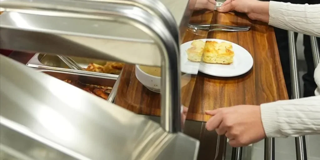 Prezzo del menù di quattro piatti nei ristoranti cittadini dell'IBB aumentato da 70 a 100 lira