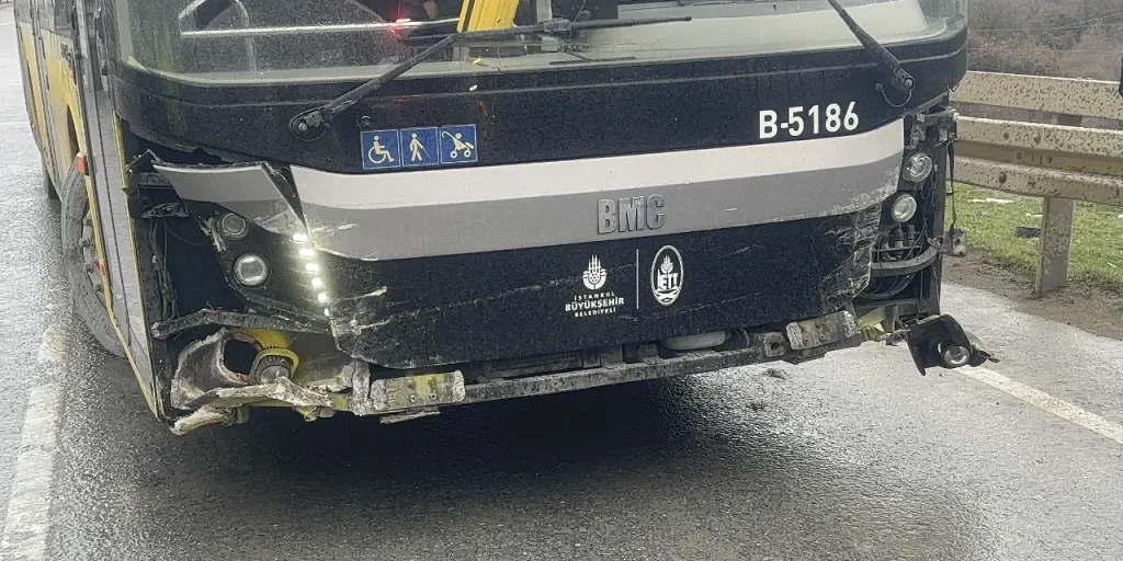 Bus di İETT perde il controllo e urta le barriere: due feriti