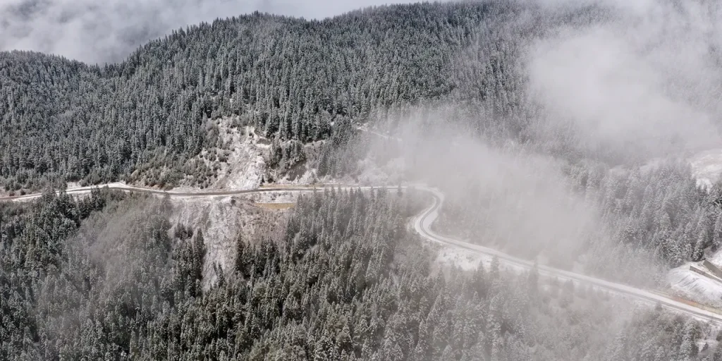 Il monte Ilgaz avvolto dalla neve: nebbia e neve creano uno spettacolo visivo