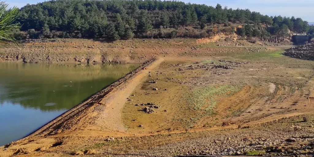 Siccità porta all’interruzione del flusso d’acqua al bacino di Kadıköy