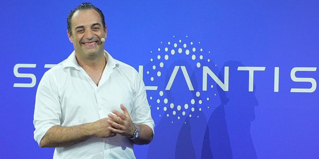 Stellantis, Filosa: «Volumi in crescita nel quarto trimestre». Titolo in rally