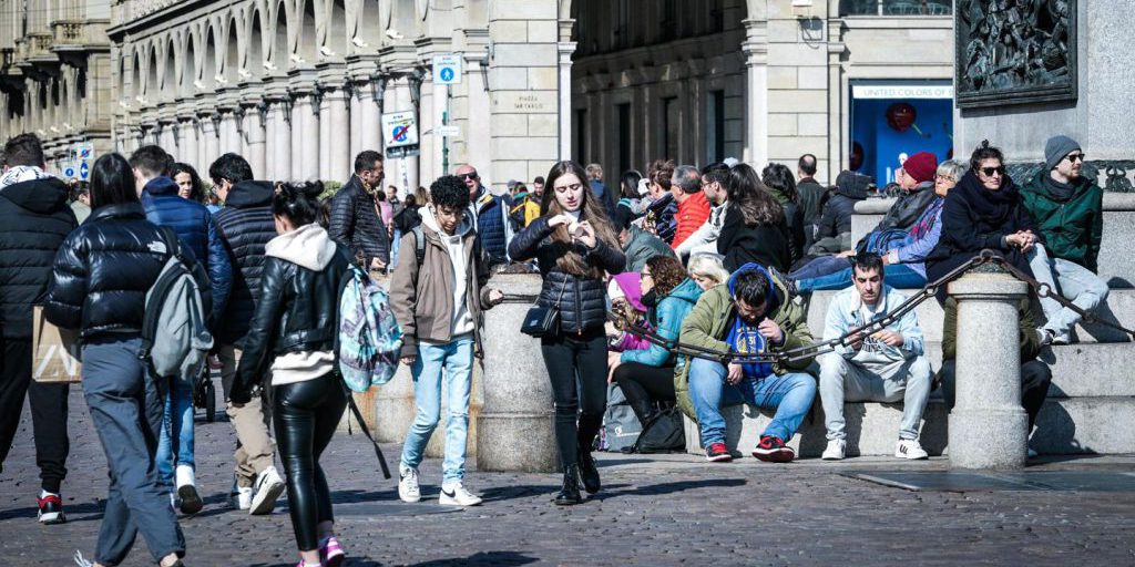 Cittadini e turisti riempiono il centro storico di Torino, 07 aprile 2023.
ANSA/TINO ROMANO