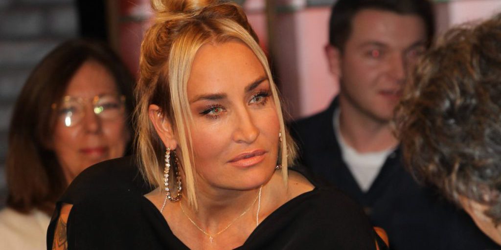 Sarah Connor è stata circondata da fan davanti a un supermercato in Germania