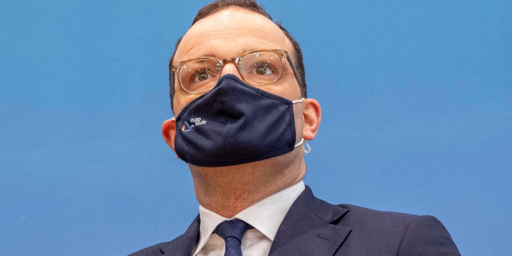 Il ministro della sanità tedesco Jens Spahn ammette errore negli accordi sulle mascherine durante la pandemia.