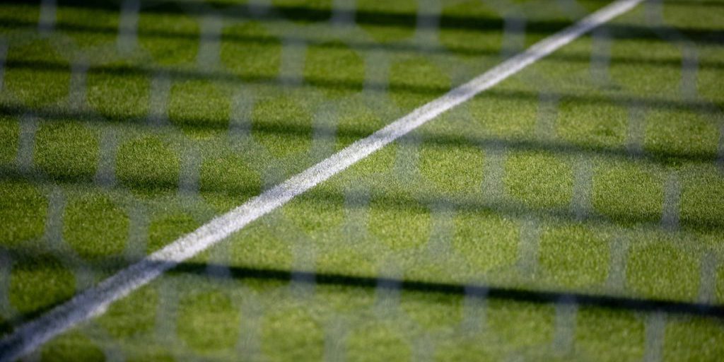 Tre giocatori si scatenano in campo dopo gol in partita di NRW