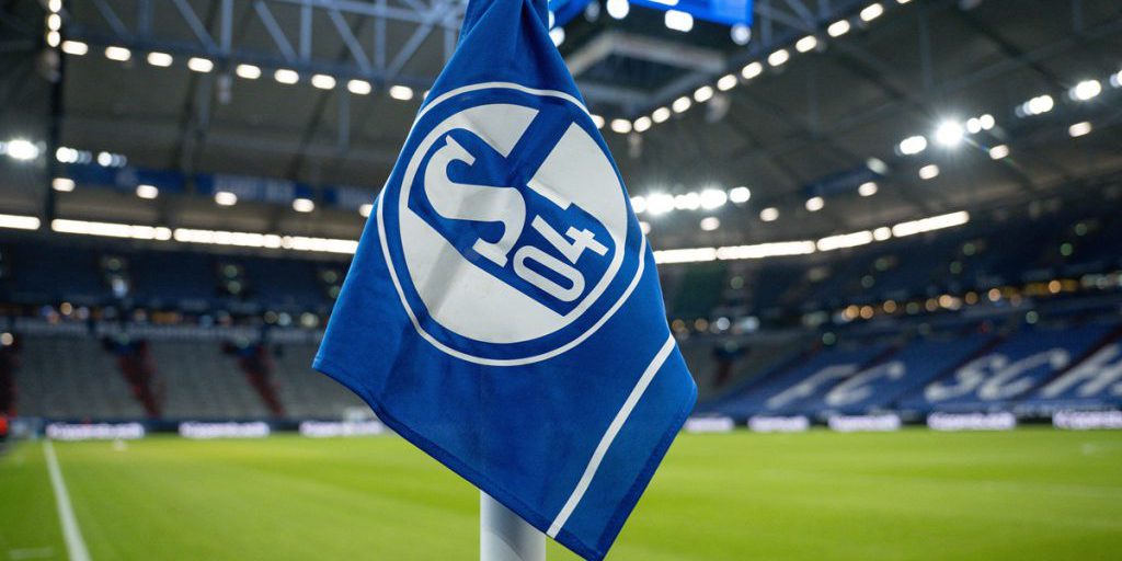 FC Schalke 04 presenta la nuova maglia: i tifosi reagiscono con entusiasmo