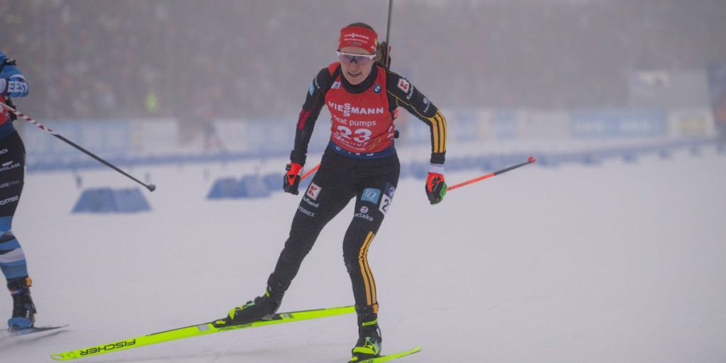 Atleta tedesco riceve premio olimpico durante la World Cup di biathlon a Oberhof