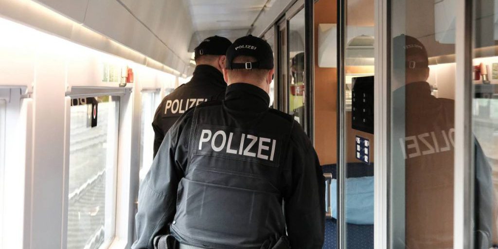 Polizia Federale scopre minorenne e adulto a bordo di treno ICE in Nordrhein-Westfalen
