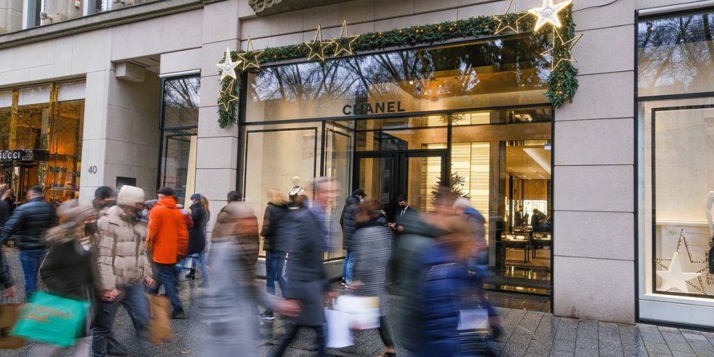 Dentista della NRW regala una giornata di shopping a Düsseldorf al suo team